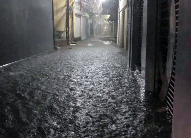 Heavy rain partially flooding the Me Linh area in Hai Chau District) at 4.00 am today