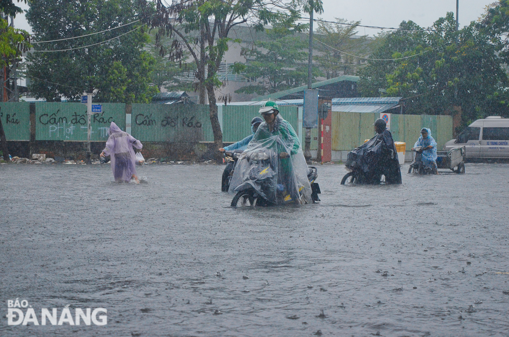  The entrance to the Da Nang inter-provincial coach station being inundated heavily