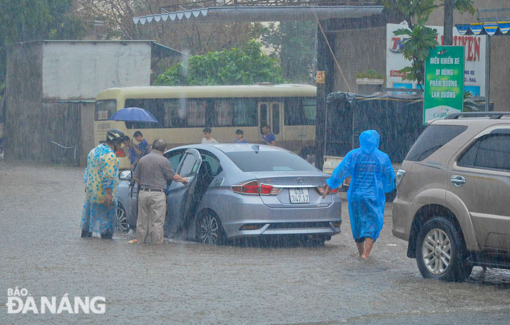 A car getting stranded in floodwater on a section of Dinh Liet in Cam Le district’s Hoa An Ward