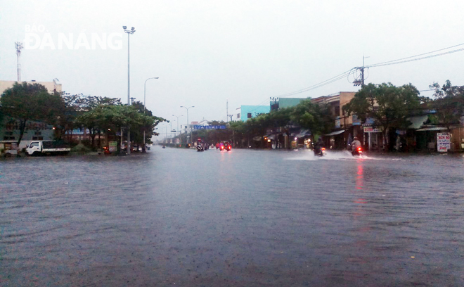  The intersection of a path leading to the Hoa Khanh Industrial Park and Nguyen Luong Bang Street being turned into a river, following torrential rain