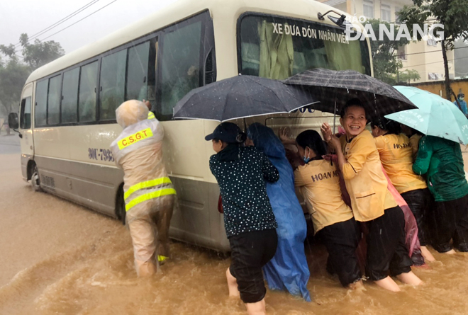 Traffic police on duty in Hoa Vang District’s Hoa Nhon Commune pushing a broken-down vehicle