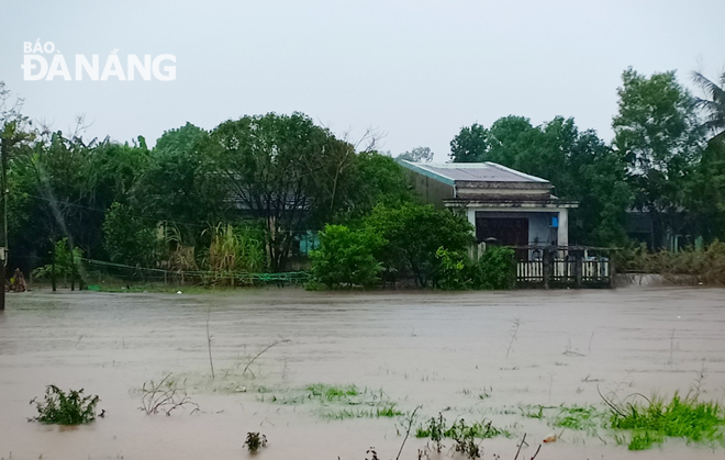 Several villages in Hoa Vang District’ Hoa Phuoc Commune being inundated in floodwater