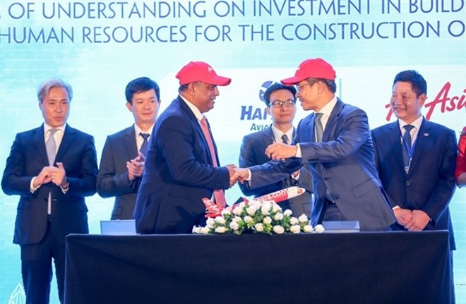 Representatives of AirAsia and Thien Minh Group sign the MoU (Photo: ndh.vn)
