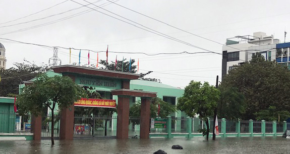 Trường THPT Nguyễn Hiền, quận Hải Châu ngập sâu trong nước