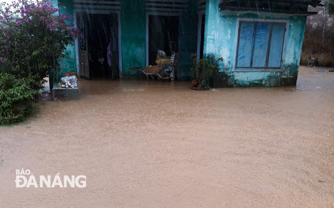 Tại xã Hòa Khương, nước bắt đầu tràn vào nhà một số hộ dân.