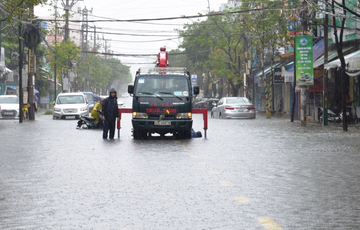 Một xe cứu hộ hoạt động trên đường Núi Thành đang ngập nước.