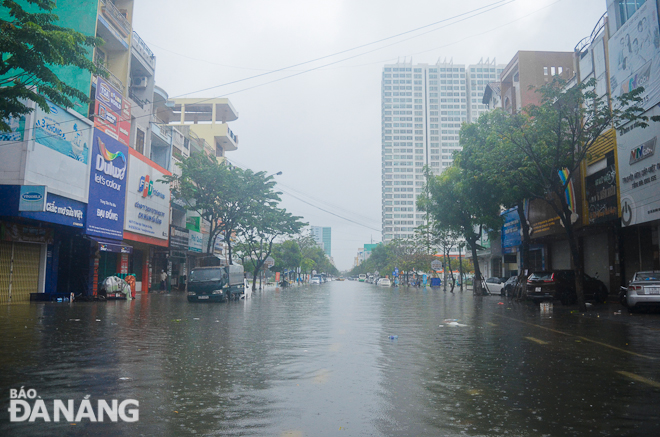 Đường Hàm Nghi ngập nặng sau mưa lớn. 