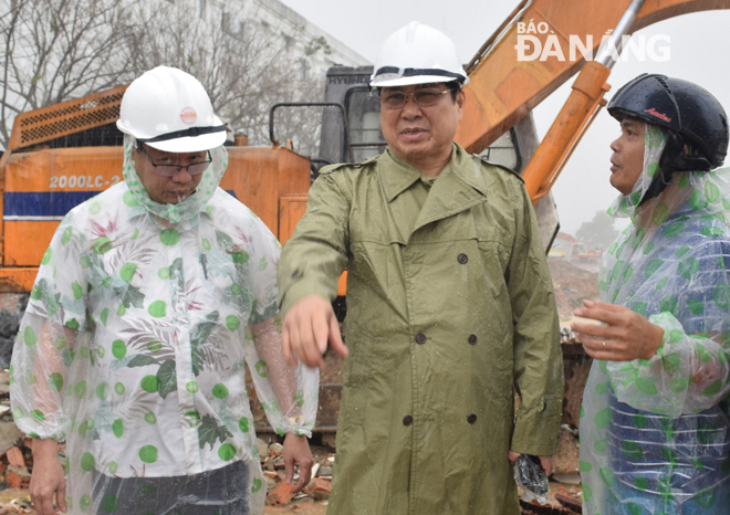 Chủ tịch UBND thành phố Huỳnh Đức Thơ (giữa) thị sát các vị trí đất đá của công trình đang xây dựng cản trở thoát nước