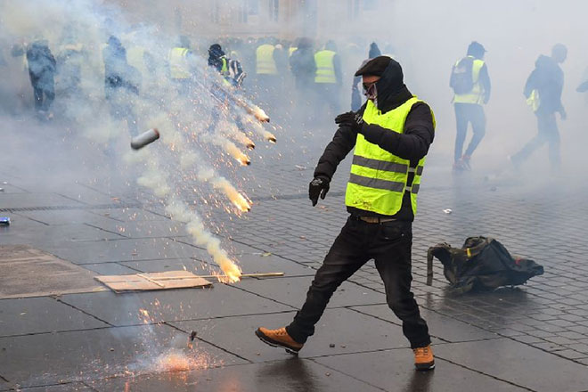 Đường phố Paris hỗn loạn trong những ngày qua. 		                            Ảnh: Reuters