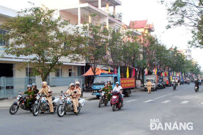 Công an quận Sơn Trà ra quân tuyên truyền toàn dân chấp hành Luật Giao thông đường bộ.