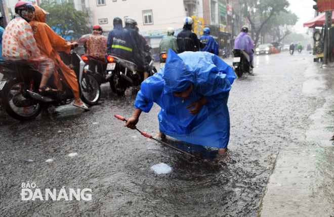 Khơi thông hố thu nước để giảm ngập cho đường Hùng Vương