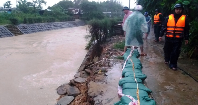 Sạt lở bờ kênh nghiệm trọng, UBND phường Hòa Minh tiến hành di dời khẩn cấp một hộ dân