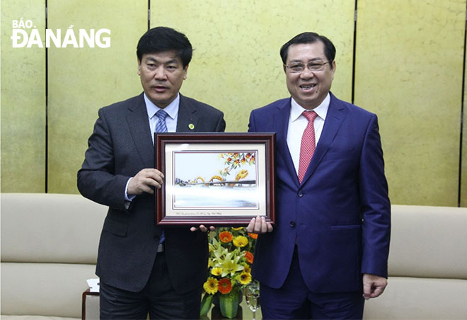 Chủ tịch UBND thành phố Huỳnh Đức Thơ (bên phải) tiếp ông La Cường, Thị trưởng thành phố Thành Đô (tỉnh Tứ Xuyên, Trung Quốc).  Ảnh: Q.KHẢI