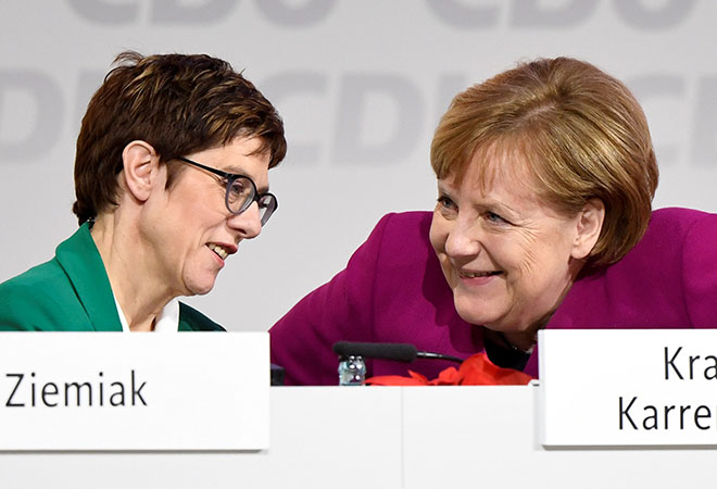 Tân Chủ tịch đảng CDU, bà Annegret Kramp-Karrenbauer (trái), trò chuyện với cựu lãnh đạo CDU, Thủ tướng bà Angela Merkel. 	Ảnh: Reuters