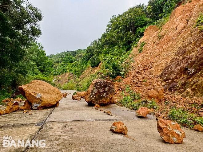 Những tảng đá từ các vụ sạt lở nằm ngổn ngang trên con đường dốc trên bán đảo Sơn Trà, hướng từ đường Yết Kiêu về khu du lịch Bãi Cát Vàng