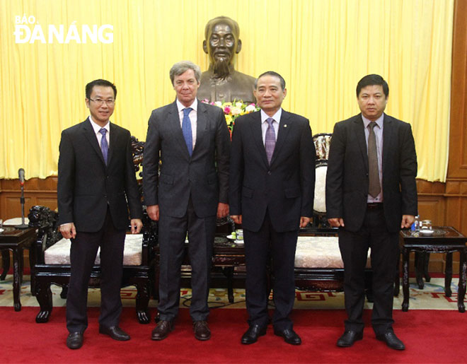 Bí thư Thành ủy Trương Quang Nghĩa (thứ hai, từ phải sang) tiếp Đại sứ Argentina tại Việt Nam Juan Carlos Valle Raleigh. 		                 Ảnh: Q.KHẢI