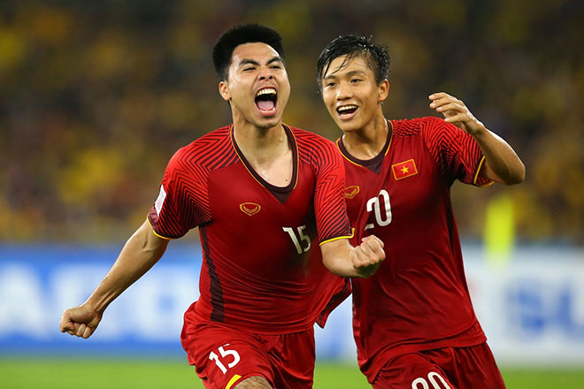 Niềm vui của các cầu thủ Việt Nam sau khi vươn lên dẫn trước Malaysia 2-0 trong nửa đầu hiệp 1.