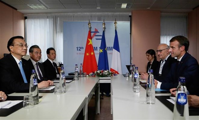 Tổng thống Pháp Emmanuel Macron (phải) và Thủ tướng Trung Quốc Lý Khắc Cường (trái) trong cuộc gặp bên lề ASEM 12 tại Brussels, Bỉ ngày 18/10/2018. (Nguồn: AFP/ TTXVN)