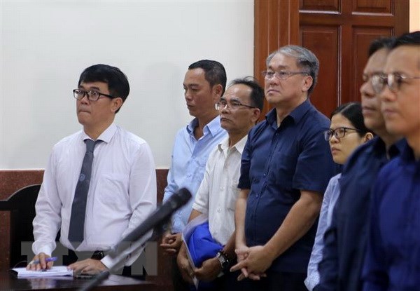 Bị cáo Phạm Công Danh (áo xanh đứng giữa) tại phiên tòa ngày 12/12. (Ảnh: Thành Chung/TTXVN)