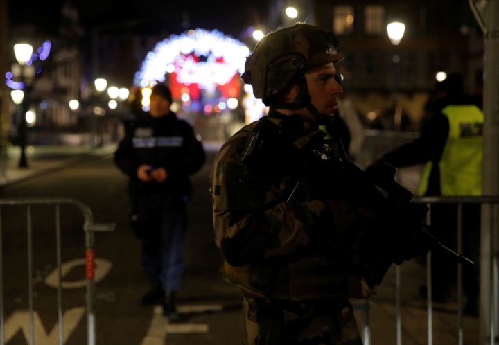 Bộ trưởng Nội vụ Pháp Christophe Castaner cho biết kẻ xả súng đã đụng độ 2 lần với lực lượng an ninh. Hiện 350 cảnh sát được huy động để truy bắt hung thủ đã chạy trốn khỏi hiện trường. Ảnh: Reuters 