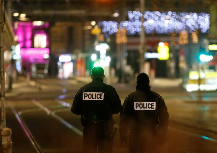 Lực lượng an ninh Pháp tại hiện trường vụ xả súng ở Strasbourg. Ảnh: Reuters 
