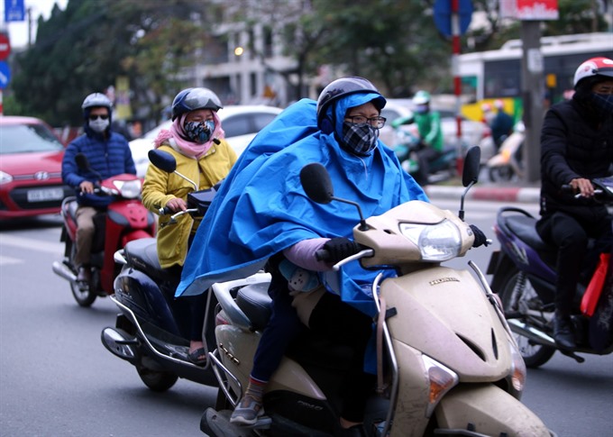 People in Hà Nội brace for the cold spell that will bring this winter’s lowest temperatures yet. — VNA/VNS Photo  Read more at http://vietnamnews.vn/environment/481850/chills-for-the-north-and-rainfall-for-the-central-region-as-another-cold-spell-arrives.html#BIMIz7QbkP4QWIgi.99