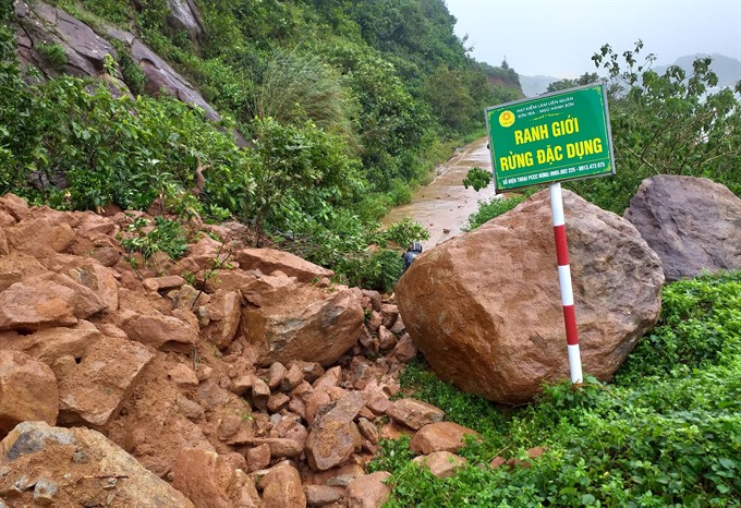 The road leading to Sơn Trà peninsula of Đà Nẵng was hit with landslides following heavy rains on December 11. — VNA/VNS Photo Read more at http://vietnamnews.vn/environment/481850/chills-for-the-north-and-rainfall-for-the-central-region-as-another-cold-spell-arrives.html#BIMIz7QbkP4QWIgi.99