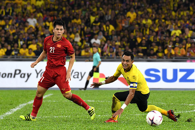 Dù giành được kết quả 2-2 trên sân Malaysia (áo vàng) nhưng theo Đình Trọng (áo đỏ), đội tuyển Việt Nam không thể chủ quan ở trận đấu lượt về. Ảnh: AFF