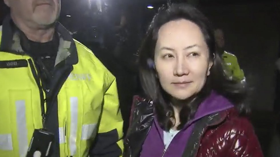 Bà Mạnh Vãn Chu rời phiên tòa vào lúc 8h tối ngày 11/12 (giờ địa phương).
