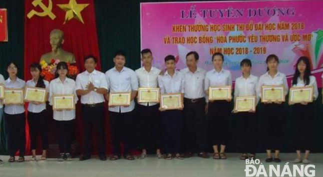 UBND xã Hòa Phước khen thưởng học sinh thi đỗ đại học công lập năm 2018.