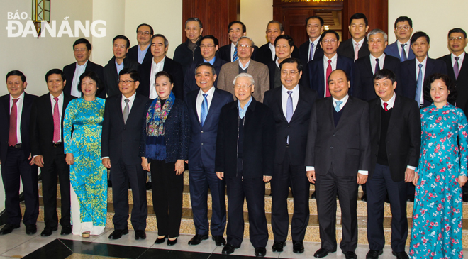 Party General Secretary and President Nguyen Phu Trong, along with Politburo members and the Standing Board of the Da Nang Party Committee, posing for a group photo (Photo: DNO)