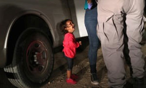 Một bé gái hai tuổi người Honduras khóc khi bị cách ly người mẹ tại McAllen, Texas, gần biên giới Mỹ-Mexico. Ảnh: John Moore