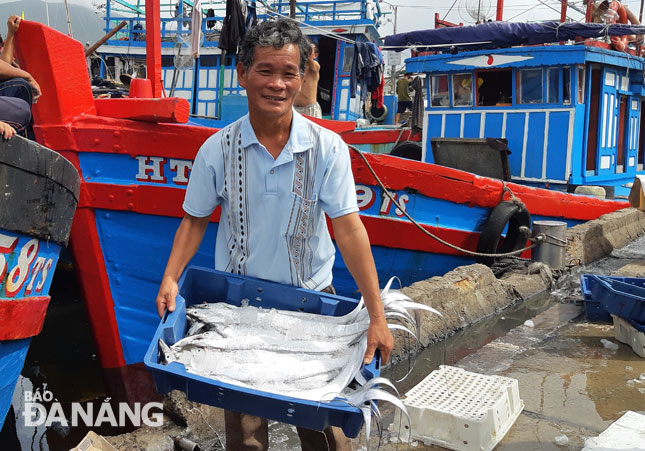 Fishermen Nguyen Van Hoang being happy with his bumper catches
