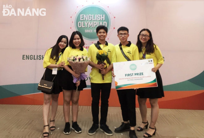 Nhóm sinh viên đoạt quán quân cuộc thi Olympic tiếng Anh chuyên toàn quốc 2018.Ảnh: T.L
