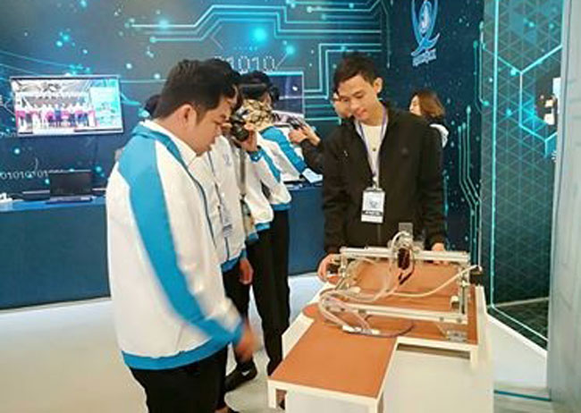 Sinh viên Trường ĐH Sư phạm kỹ thuật – ĐH Đà Nẵng giới thiệu máy khắc laser tại Đại hội đại biểu toàn quốc Hội Sinh viên Việt Nam lần thứ X.  (Ảnh do nhân vật cung cấp)