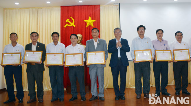 Phó Chủ tịch UBND thành phố Nguyễn Ngọc Tuấn trao tặng bằng khen cho các tập thể, cá nhân.