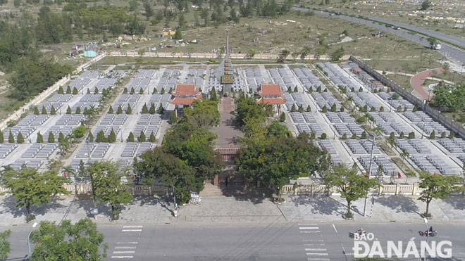 Nghĩa trang liệt sĩ phường Hòa Quý vừa được nâng cấp, mở rộng với khoảng không gian xanh mướt cỏ cây, hoa lá.