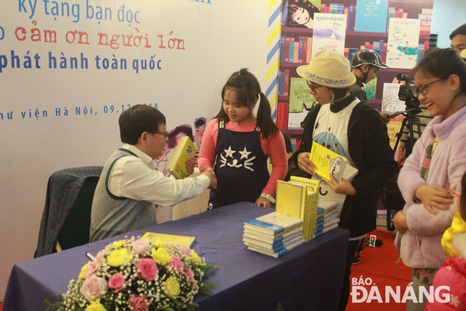 Nhà văn Nguyễn Nhật Ánh trong buổi tặng chữ ký bạn đọc ở Hà Nội.