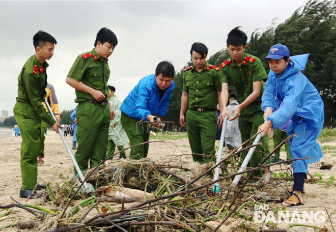 Đoàn viên, thanh niên chung tay dọn rác trên biển Nguyễn Tất Thành.