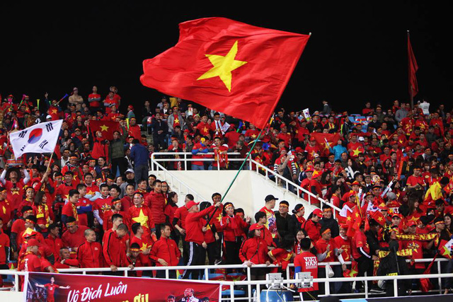 Lá cờ đỏ sao vàng tung bay trên sân Mỹ Đình hai tiếng trước khi trận đấu diễn ra
