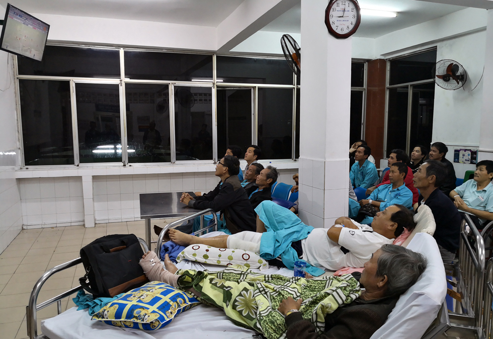 Nhiều bệnh nhân đang điều trị tại Bệnh viện Đà nẵng hồi hộp theo dõi trận bóng qua màn hình nhỏ của bệnh viện