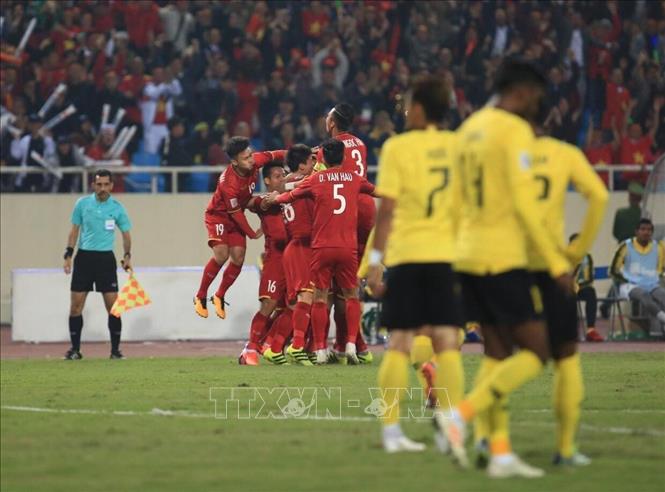 Với thắng lợi 1-0 trong trận chung kết lượt về, Đội tuyển Việt Nam đã được nhận thưởng gần 10 tỷ đồng và 300.000 USD từ BTC và các nhà tài trợ. Ảnh: Trọng Đạt/TTXVN