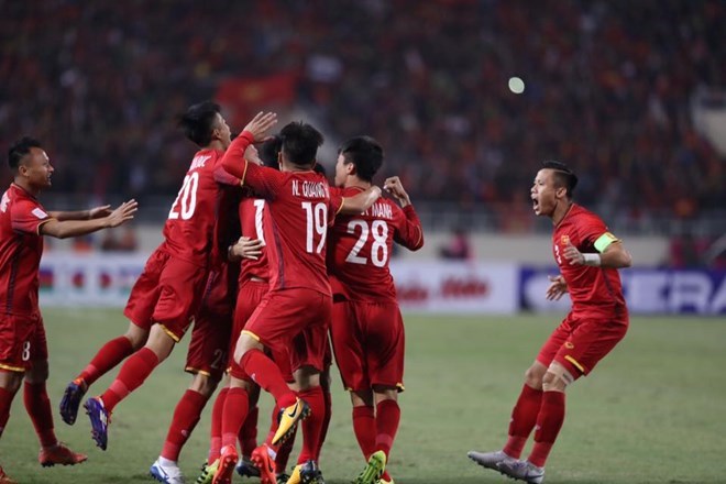 Vietnamese footballers celebrated the first and also the only score of the match. (Photo: VNA)