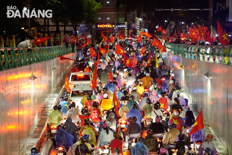 Traffic being frozen inside a road tunnel at the western end of the Han River Bridge