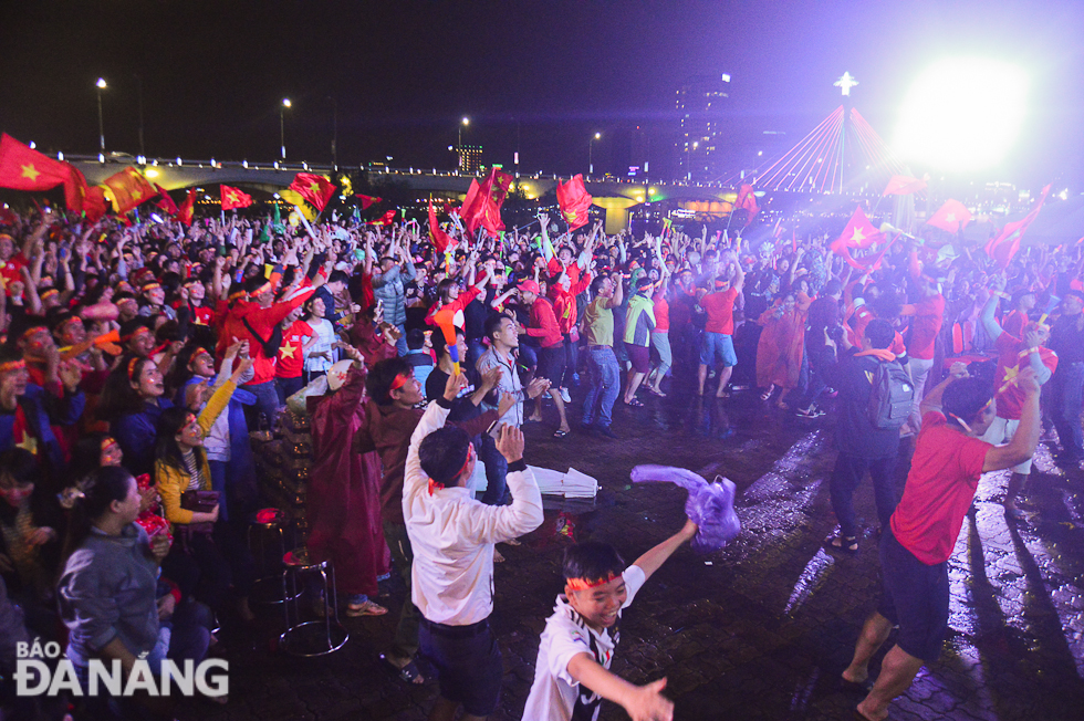  Huge crowds of football lovers went into raptures shortly after the last whistle of the Viet Nam - Malaysia clash at the 40,000-seat My Dinh National Stadium was blown at round 9:30 pm