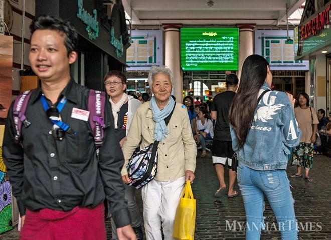 Asian tourists shop at Bogyoke market in Yangon. (Photo: The Myanmar Times)