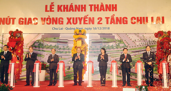 hủ tướng Chính phủ Nguyễn Xuân Phúc cùng lãnh đạo bộ ngành cắt băng khánh thành cầu vượt nút giao vòng xuyến 2 tầng Chu Lai