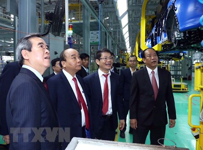 Thủ tướng Nguyễn Xuân Phúc tham quan Nhà máy sản xuất ôtô Trường Hải trong Khu kinh tế mở Chu Lai. (Ảnh: Thống Nhất/TTXVN)