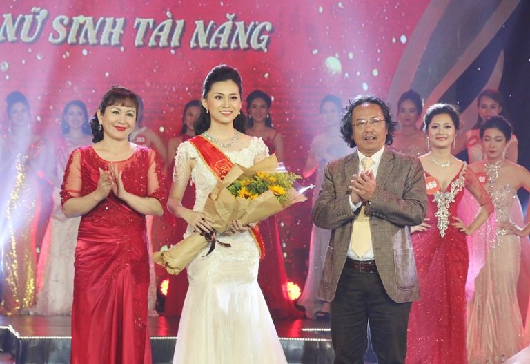 Thí sinh Hà Phương Dung (ĐH Ngoại ngữ Đà Nẵng) giành giải “Nữ sinh viên tài năng”.