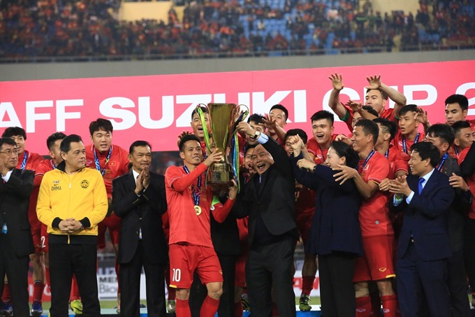 Glory: Prime Minister Nguyễn Xuân Phúc hands the AFF Suzuki Cup to the Vietnamese team at Mỹ Đình Stadium on Saturday night. — VNA/VNS Photo Read more at http://vietnamnews.vn/sports/482180/viet-nam-get-high-praise-from-international-media.html#8BWkQP7Gj0rr2xtf.99